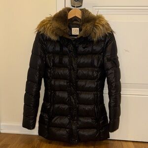 Stylish Black Puffer Jacket with Faux Fur Trim and removable hood.